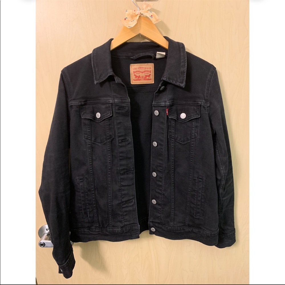 Levi’s black jean jacket, M